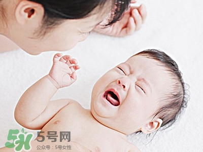 寶寶驚跳是什么癥狀？寶寶驚跳反應(yīng)怎么安撫？