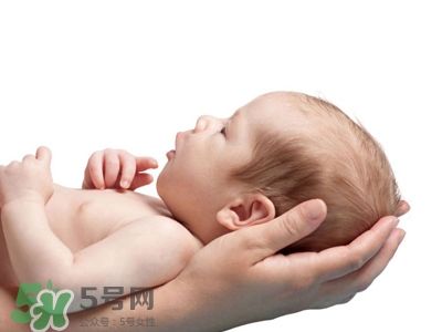 剛出生的寶寶要注意什么？剛出生的寶寶要準備哪些東西？