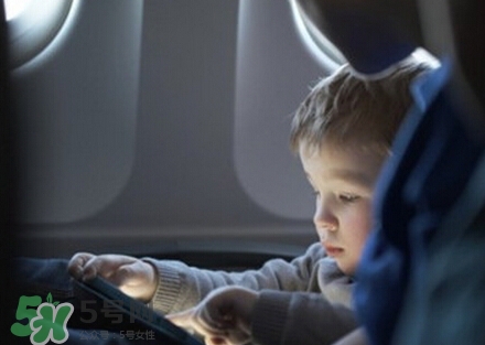 兩個月的寶寶可以坐飛機嗎？兩個月的寶寶坐飛機要買票嗎？