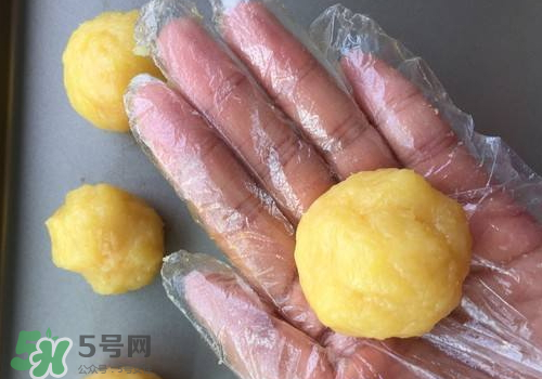 蛋黃酥油皮怎么揉出膜？蛋黃酥油皮不出膜怎么辦？