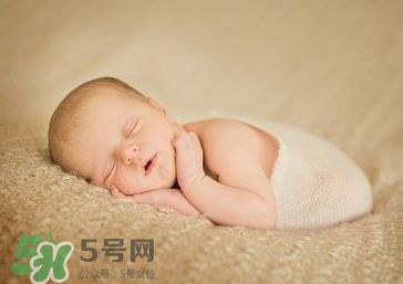 剪臍帶時(shí)寶寶會(huì)不會(huì)疼？剪臍帶寶寶疼嗎？