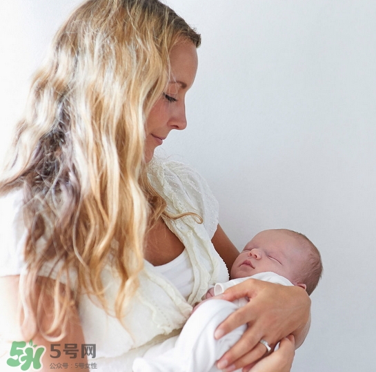 新生寶寶怎么抱？新生寶寶可以豎著抱嗎？