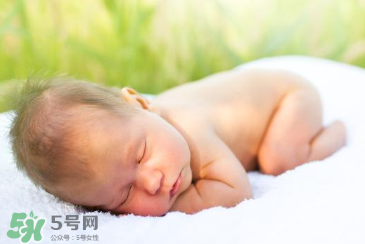 寶寶曬太陽后出濕疹正常嗎？寶寶曬太陽會出濕疹嗎？