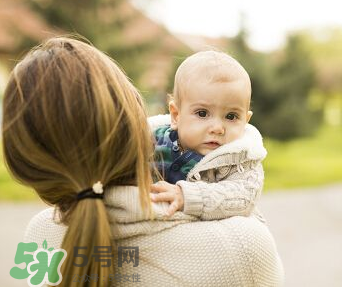 寶寶曬太陽后出濕疹正常嗎？寶寶曬太陽會出濕疹嗎？