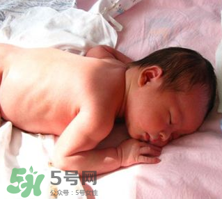 寶寶曬太陽后出濕疹正常嗎？寶寶曬太陽會出濕疹嗎？