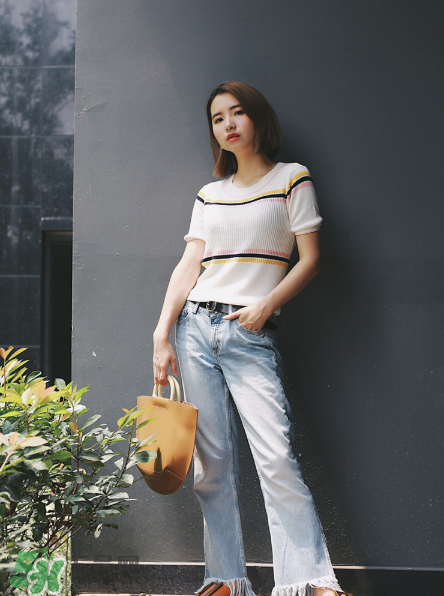 牛仔褲怎么搭配最好看？牛仔褲搭配什么上衣？