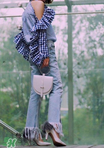 牛仔褲怎么搭配最好看？牛仔褲搭配什么上衣？