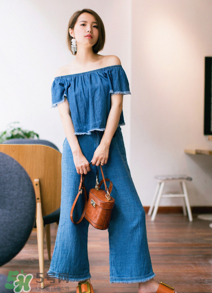 牛仔褲怎么搭配最好看？牛仔褲搭配什么上衣？