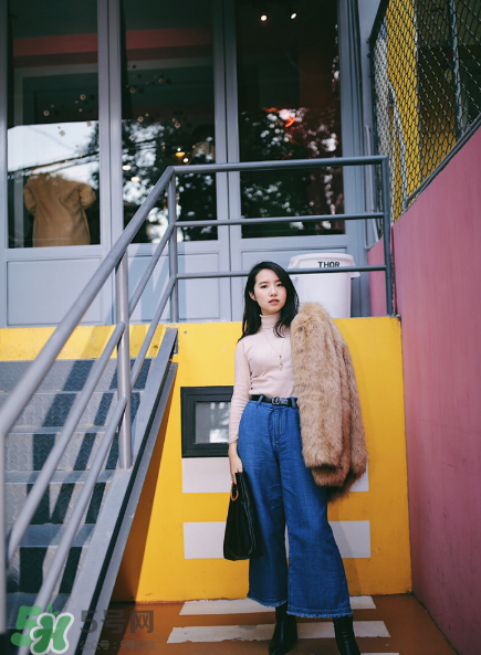 牛仔褲怎么搭配最好看？牛仔褲搭配什么上衣？