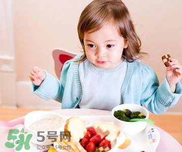 怎么培養(yǎng)寶寶自己吃飯？如何培養(yǎng)寶寶自己吃飯