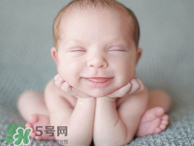 寶寶剛出生可以喝奶粉嗎？剛出生的寶寶喝多少奶粉？