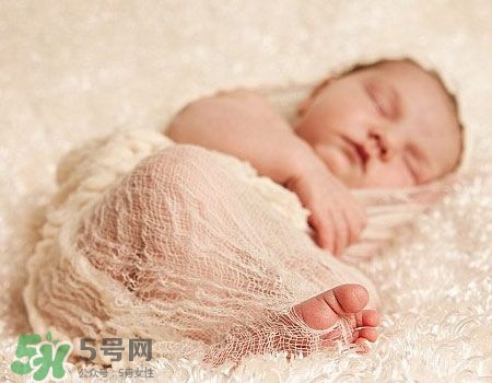 寶寶剛出生可以喝奶粉嗎？剛出生的寶寶喝多少奶粉？