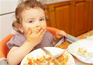 怎么培養(yǎng)寶寶自己吃飯？如何培養(yǎng)寶寶自己吃飯