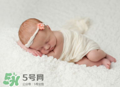 寶寶驚跳是什么癥狀？寶寶驚跳反應(yīng)怎么安撫？