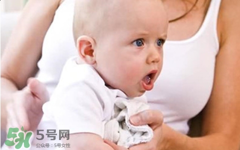 新生兒吐奶是什么原因？新生兒吐奶從鼻子出來怎么回事？