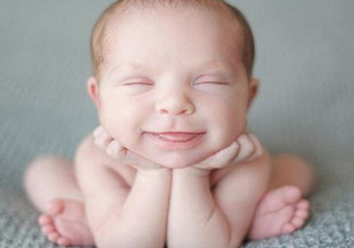 寶寶剛出生可以喝奶粉嗎？剛出生的寶寶喝多少奶粉？