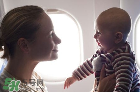 兩個月的寶寶可以坐飛機嗎？兩個月的寶寶坐飛機要買票嗎？