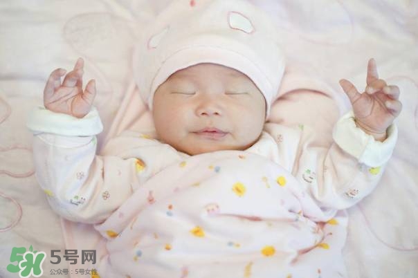 寶寶剛出生可以喝奶粉嗎？剛出生的寶寶喝多少奶粉？