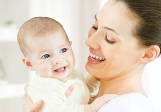 新生寶寶幾個(gè)月可以豎著抱？寶寶豎著抱的正確姿勢(shì)