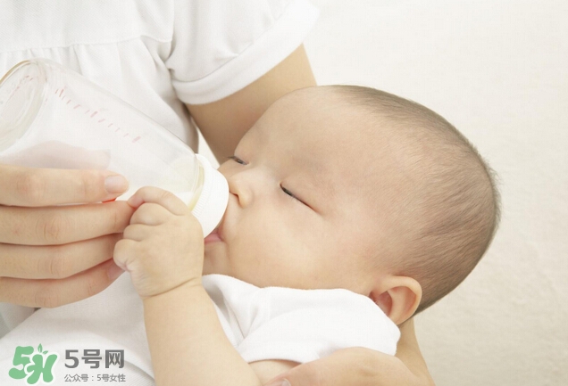 新生兒吐奶是什么原因？新生兒吐奶從鼻子出來(lái)怎么回事？