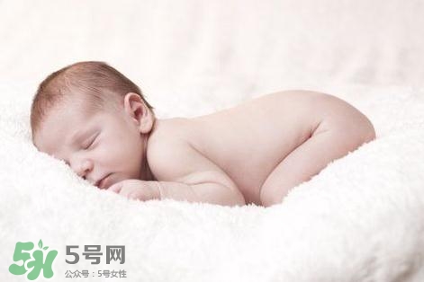 寶寶驚跳是什么癥狀？寶寶驚跳反應(yīng)怎么安撫？