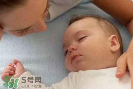 寶寶驚跳反應什么時候消失？寶寶驚跳反射太頻繁怎么辦？