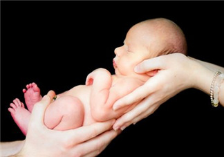 剪臍帶時寶寶會不會疼？剪臍帶寶寶疼嗎？