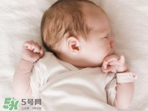 寶寶驚跳反應什么時候消失？寶寶驚跳反射太頻繁怎么辦？