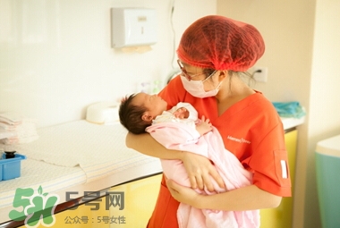 抱新生兒可以晃動(dòng)嗎？抱新生兒的正確方法圖