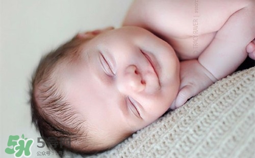 寶寶驚跳反應什么時候消失？寶寶驚跳反射太頻繁怎么辦？