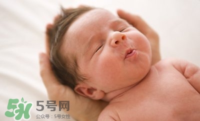 新生兒吐奶是什么原因？新生兒吐奶從鼻子出來(lái)怎么回事？