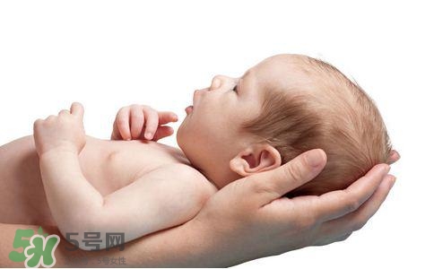 寶寶剛出生可以喝奶粉嗎？剛出生的寶寶喝多少奶粉？