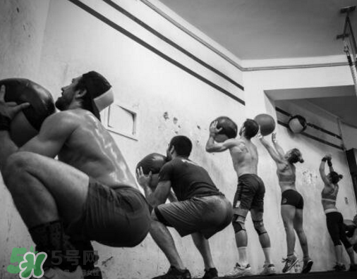 藥球深蹲怎么做？藥球深蹲訓(xùn)練方法