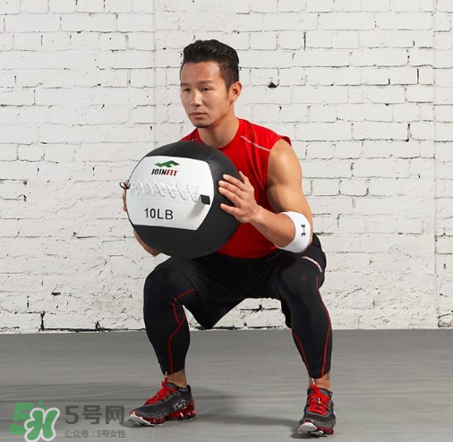 藥球深蹲怎么做？藥球深蹲訓(xùn)練方法