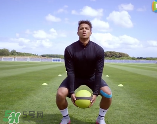 藥球深蹲怎么做？藥球深蹲訓(xùn)練方法