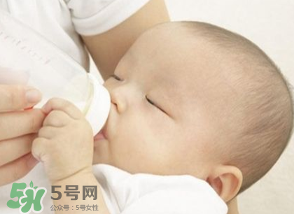 新生兒嗜睡吃奶量少要緊嗎？新生兒吃奶量少怎么辦？