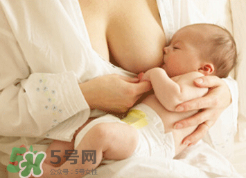 新生兒嗜睡吃奶量少要緊嗎？新生兒吃奶量少怎么辦？