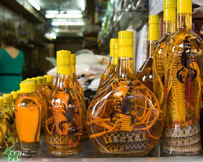 毒蛇泡在酒里為什么不死？毒蛇泡酒不死是什么原因？