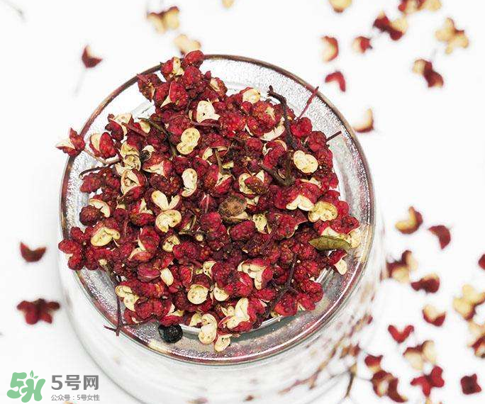 花椒泡腳能治白發(fā)嗎？花椒泡腳白發(fā)能轉(zhuǎn)黑嗎？