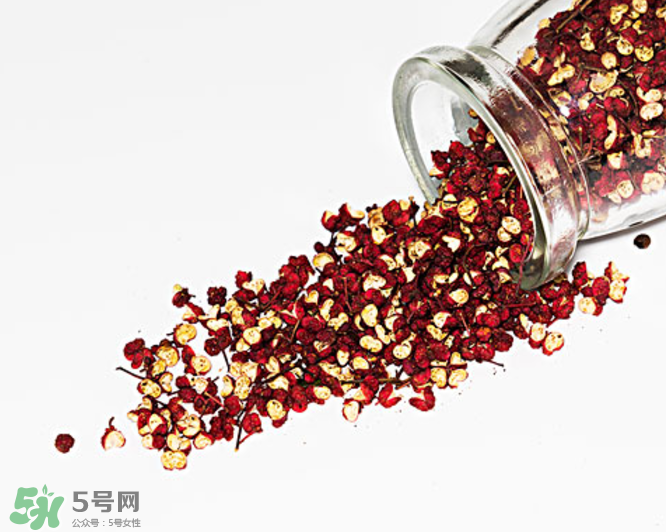 花椒泡腳能治白發(fā)嗎？花椒泡腳白發(fā)能轉(zhuǎn)黑嗎？