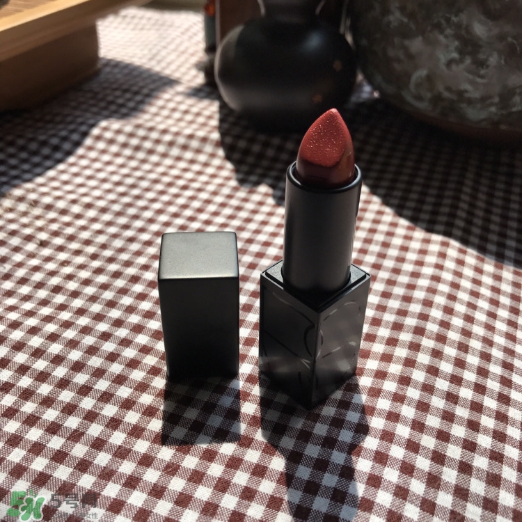 秋冬口紅適合什么的顏色 適合秋冬的口紅顏色 秋冬口紅適合什么的顏色 適合秋冬的口紅顏色