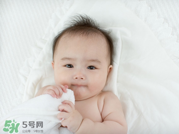 嬰兒幾個(gè)月可以做寶寶椅？嬰兒安全椅安裝方法