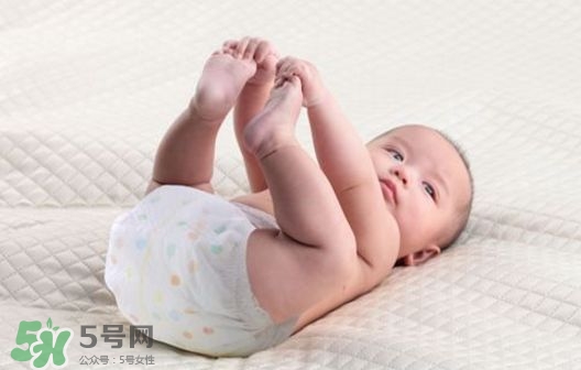 新生兒一天用多少尿不濕？新生兒尿不濕買多大的？