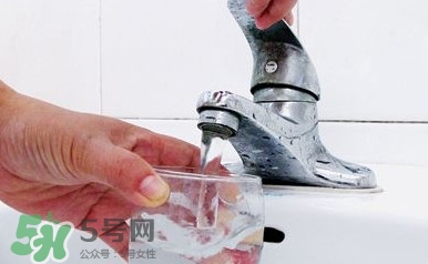 自來(lái)水為什么不能直接喝？自來(lái)水洗過(guò)的水果為什么可以吃？