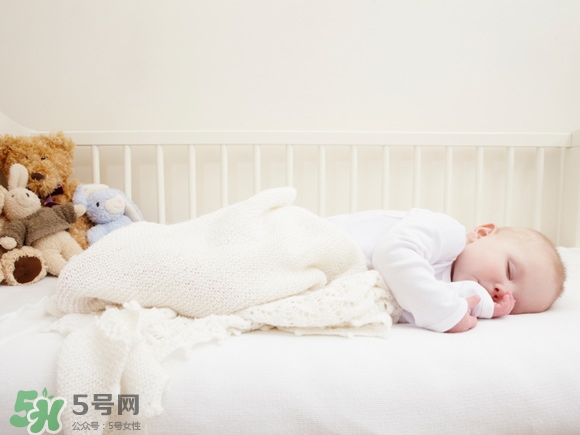 新生兒一天用多少尿不濕？新生兒尿不濕買多大的？