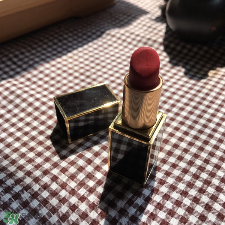 秋冬口紅適合什么的顏色 適合秋冬的口紅顏色 秋冬口紅適合什么的顏色 適合秋冬的口紅顏色