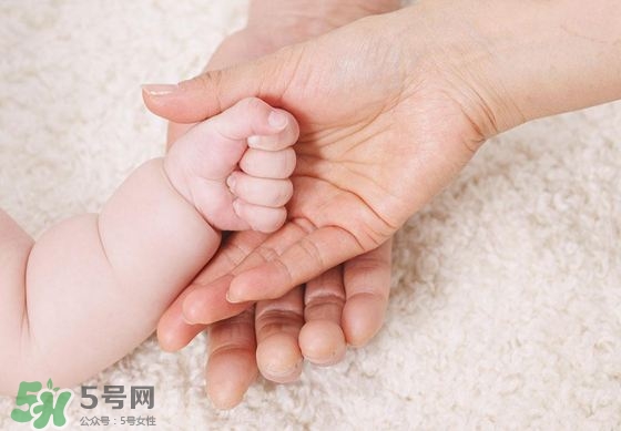 未滿月的寶寶可以剪指甲嗎？寶寶多久剪一次指甲？