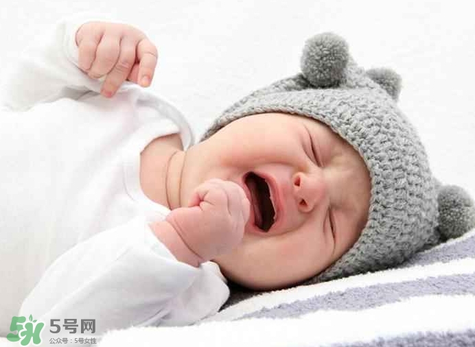 寶寶晚上哭鬧是怎么回事？寶寶晚上哭鬧不睡覺怎么辦？