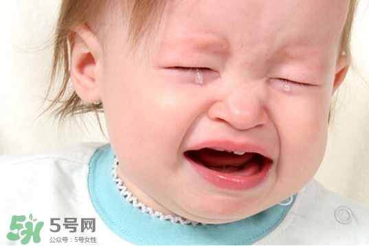 寶寶晚上哭鬧是怎么回事？寶寶晚上哭鬧不睡覺怎么辦？