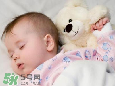 寶寶睡覺出汗多還要蓋被嗎？寶寶睡覺出汗多怎么辦？